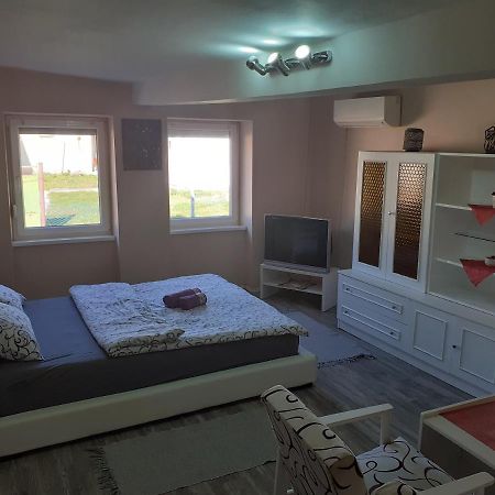 Mega Apartment Суботица Экстерьер фото